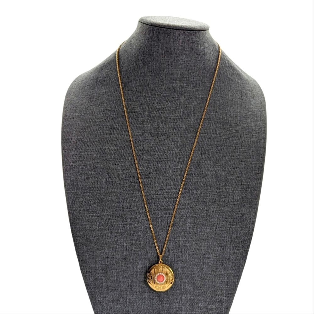 Vintage Avon Gold Tone Etched Special Memories Keepsake Locket Necklace